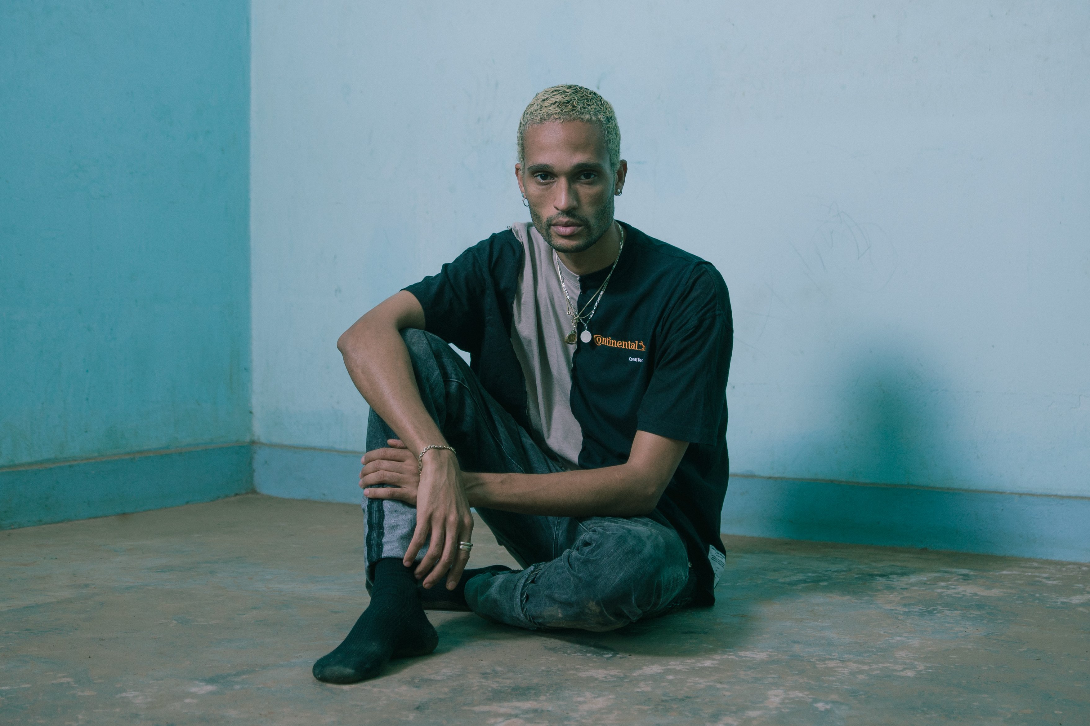 51-buzigahill-portrait-of-bobby-kolade-wearing-four-panel-t-shirt-credit-ian-nnyanzi-1-1