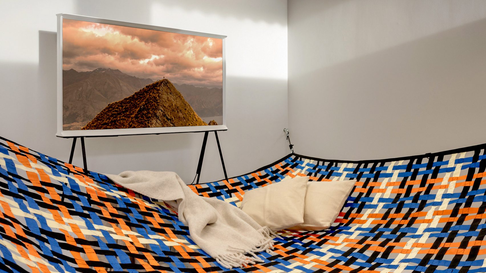 shift-future-sofa-form-us-with-love-samsung_dezeen_2364_hero_0-1704x958